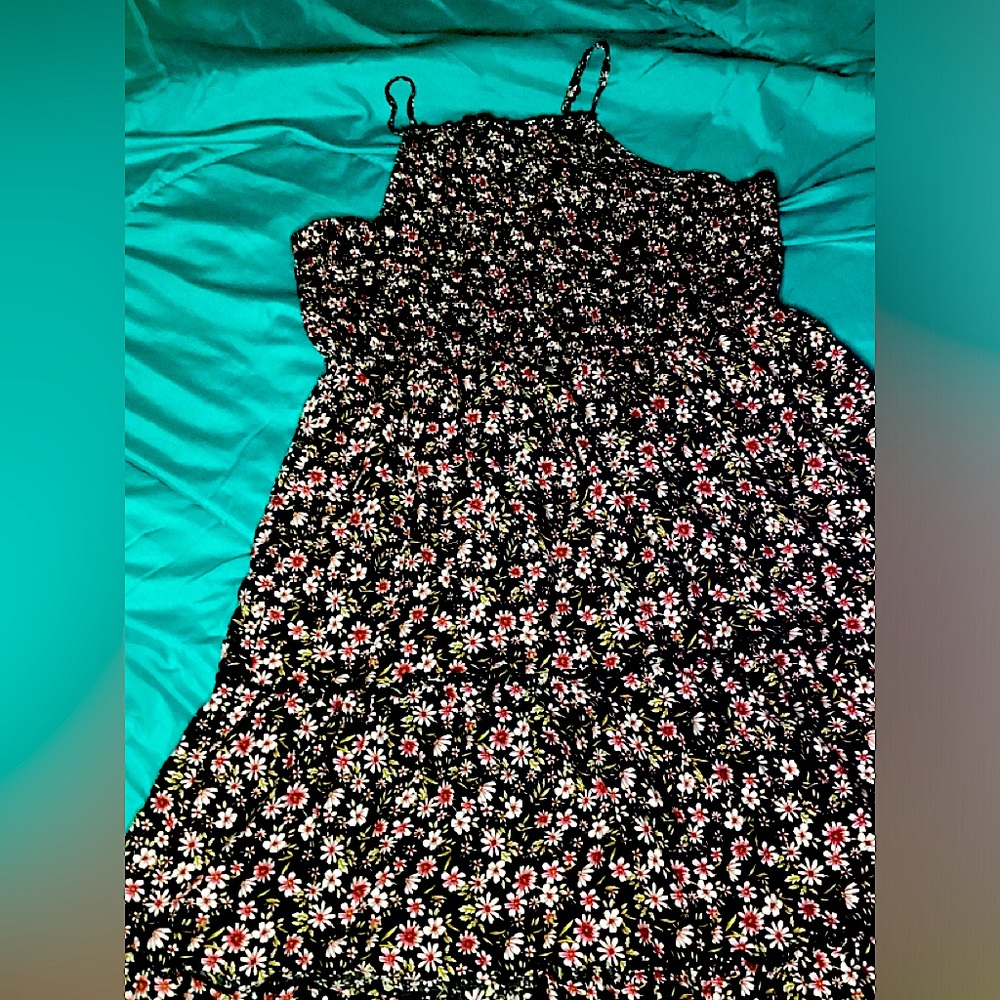 Hii I’m selling a nice maternity dress the size is XL it’s very nice feeling.
